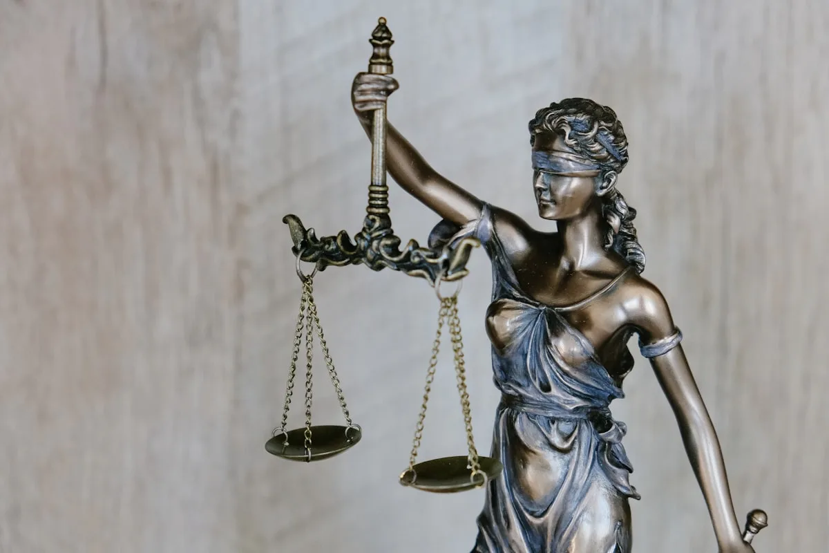임신중절수술 법적 기준 확인처를 안내하는 법률 문서 데스크 이미지